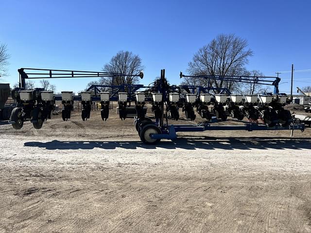 Image of Kinze 3600 equipment image 1