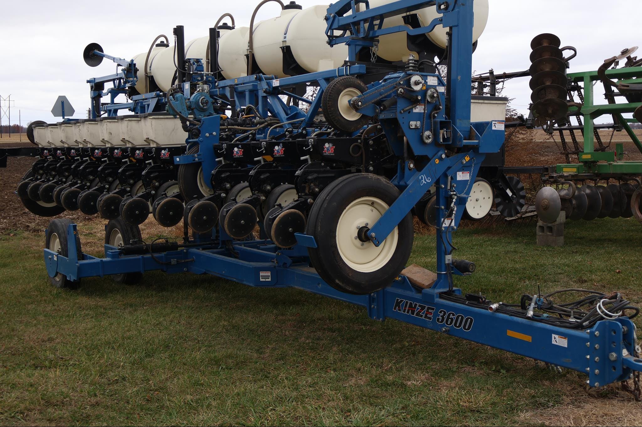 Kinze 3600 Equipment Image0