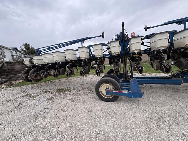 Image of Kinze 3600 equipment image 2
