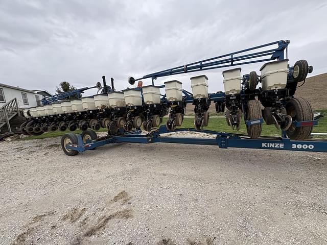 Image of Kinze 3600 equipment image 1