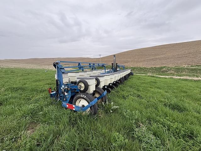 Image of Kinze 3600 equipment image 1