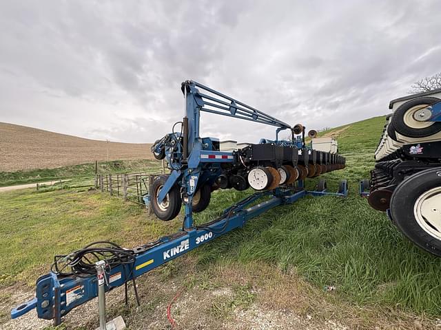 Image of Kinze 3600 equipment image 1