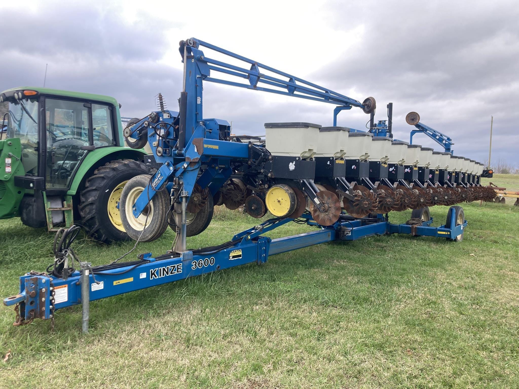 Kinze 3600 Equipment Image0
