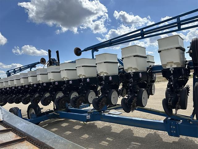 Image of Kinze 3600 equipment image 3