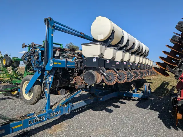 Image of Kinze 3600 equipment image 2