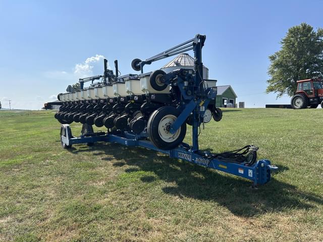 Image of Kinze 3600 equipment image 1