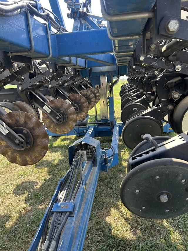 Image of Kinze 3600 equipment image 2