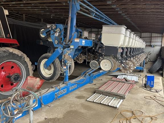 Image of Kinze 3600 equipment image 1