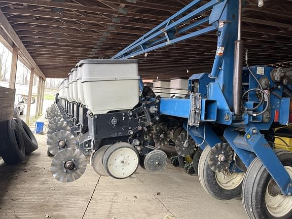 Image of Kinze 3600 equipment image 2