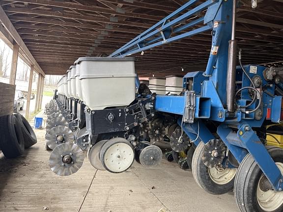 Image of Kinze 3600 equipment image 3