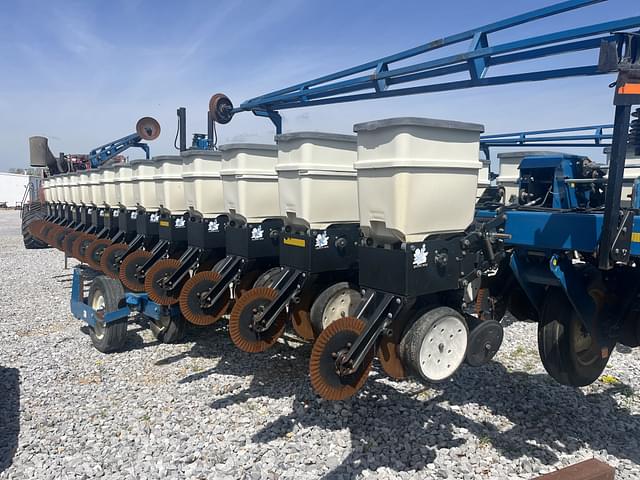 Image of Kinze 3600 equipment image 4