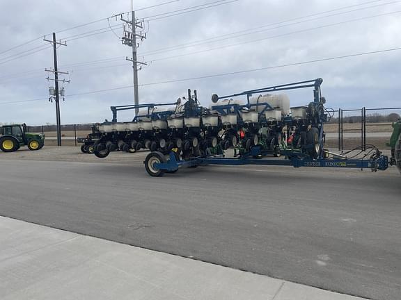 Image of Kinze 3600 equipment image 1