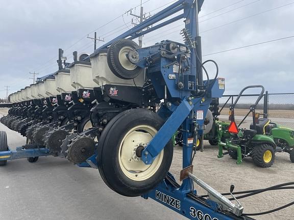 Image of Kinze 3600 equipment image 2