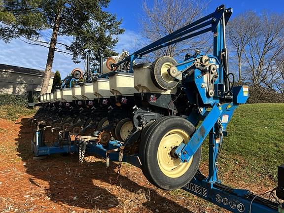 Image of Kinze 3600 equipment image 3