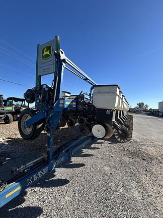 Image of Kinze 3600 equipment image 2