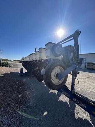 Image of Kinze 3600 equipment image 3