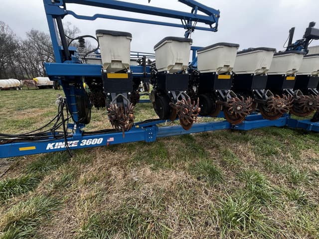 Image of Kinze 3600 equipment image 3