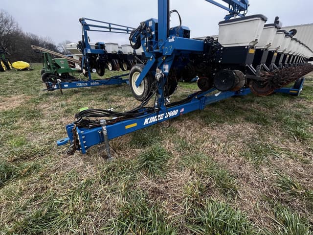 Image of Kinze 3600 equipment image 2