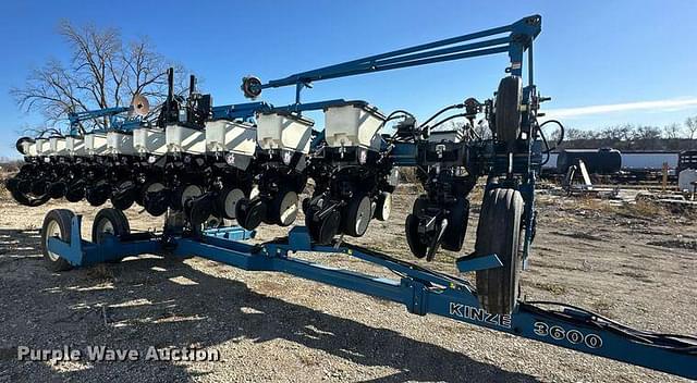 Image of Kinze 3600 equipment image 3