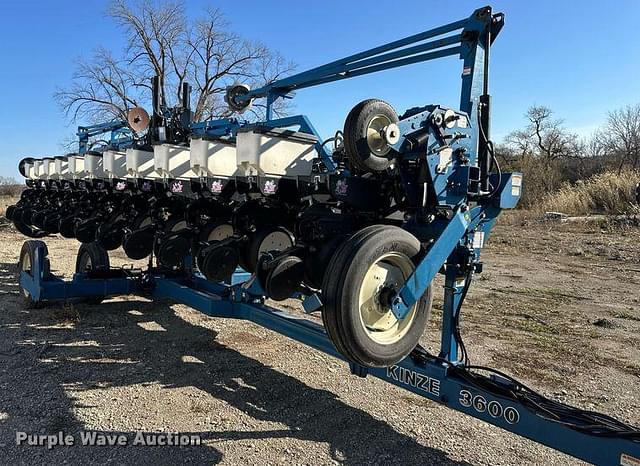 Image of Kinze 3600 equipment image 2