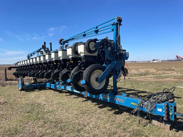Image of Kinze 3600 equipment image 2