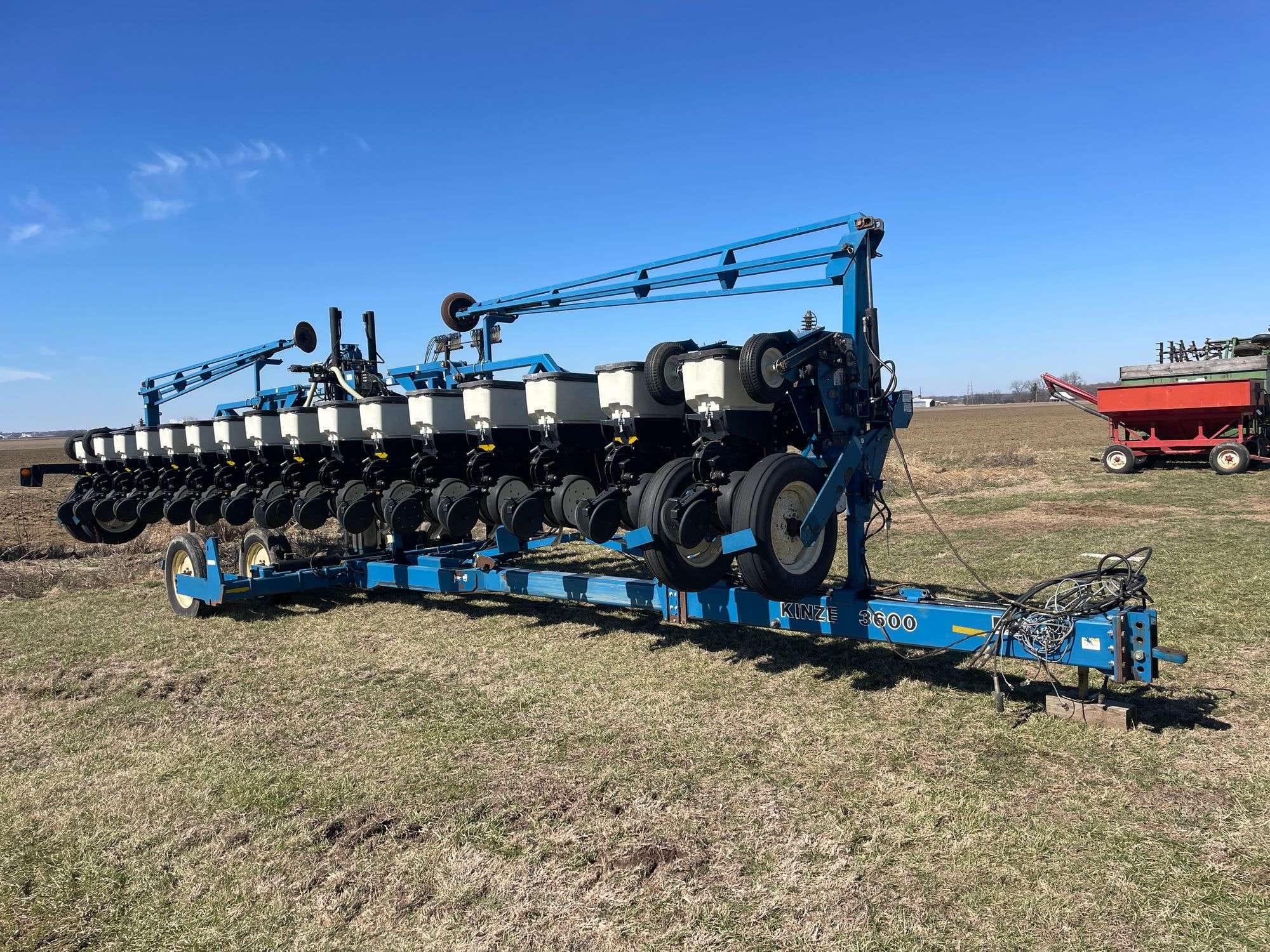 Kinze 3600 Equipment Image0
