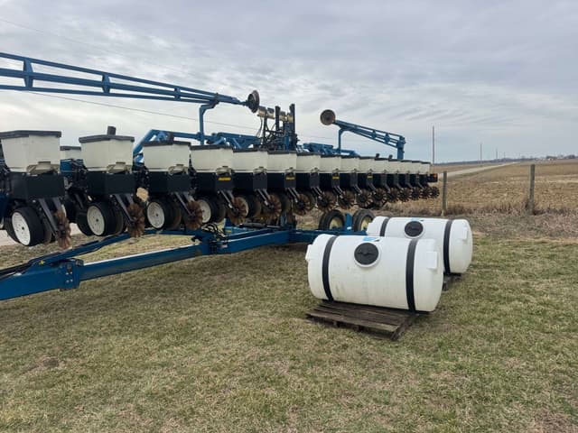 Image of Kinze 3600 equipment image 3