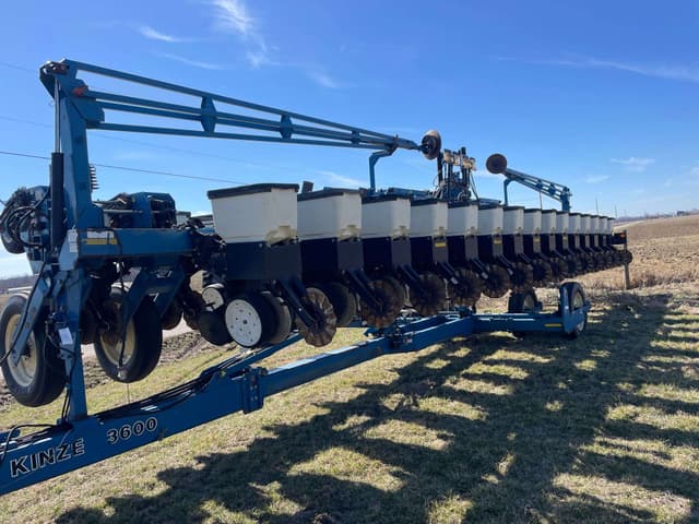 Image of Kinze 3600 equipment image 4