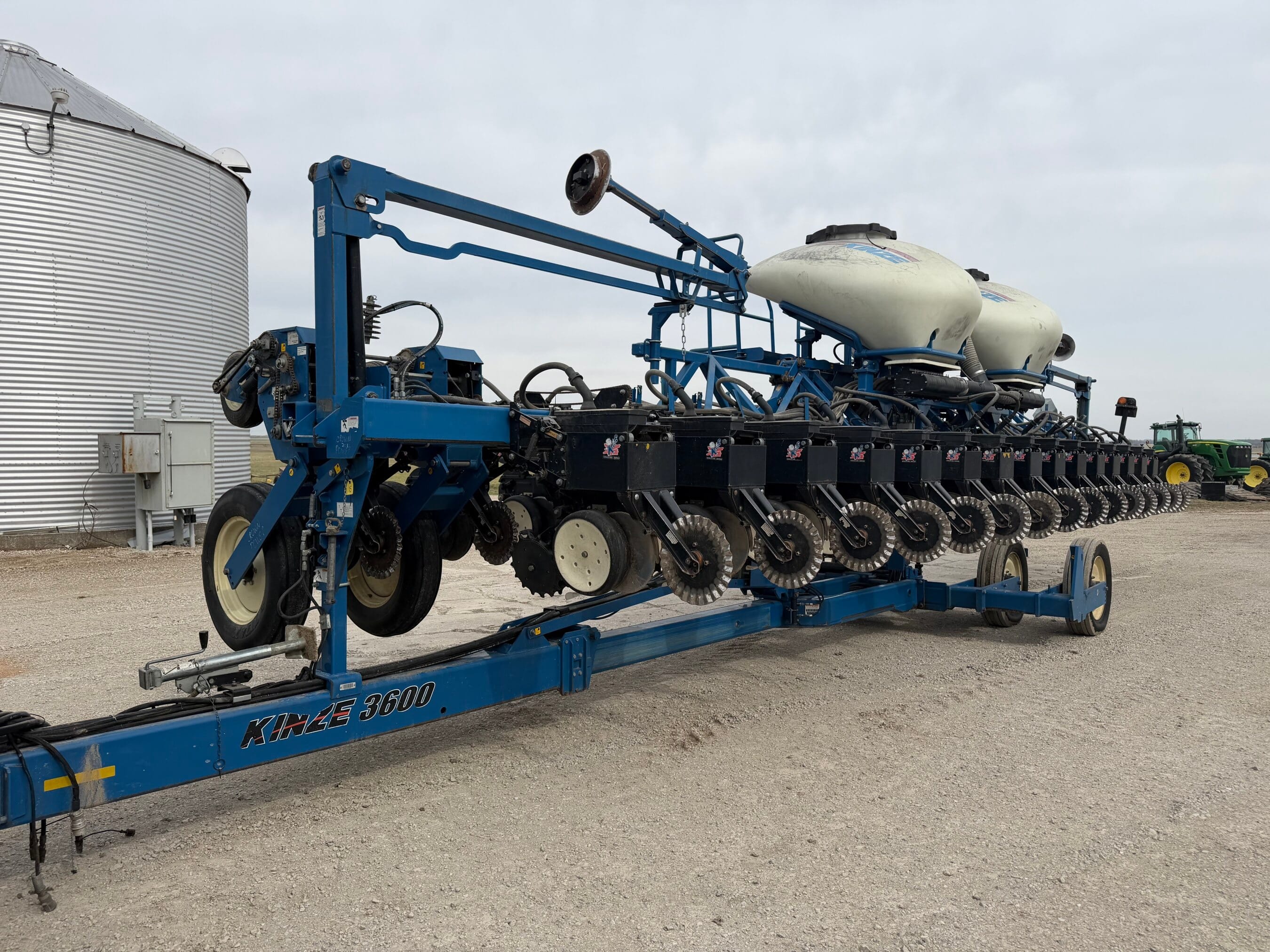 Kinze 3600 Equipment Image0