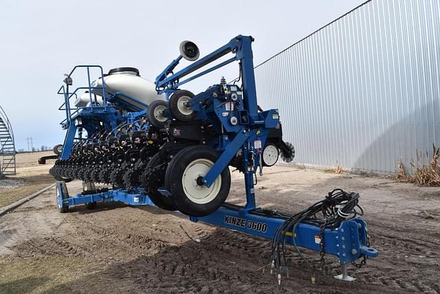 Image of Kinze 3600 equipment image 2