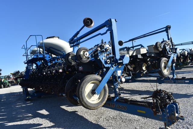 Image of Kinze 3600 equipment image 2