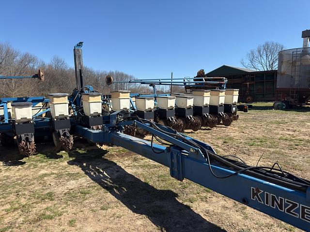 Image of Kinze 3600 equipment image 2