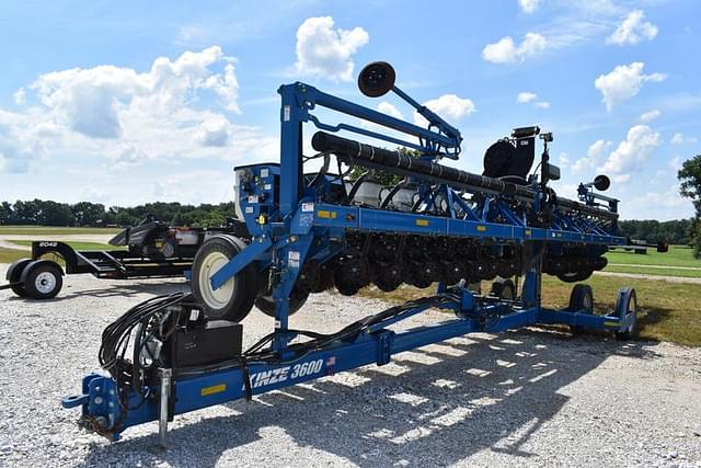Image of Kinze 3600 equipment image 2