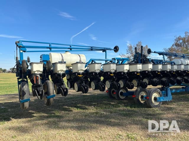 Image of Kinze 3600 equipment image 3
