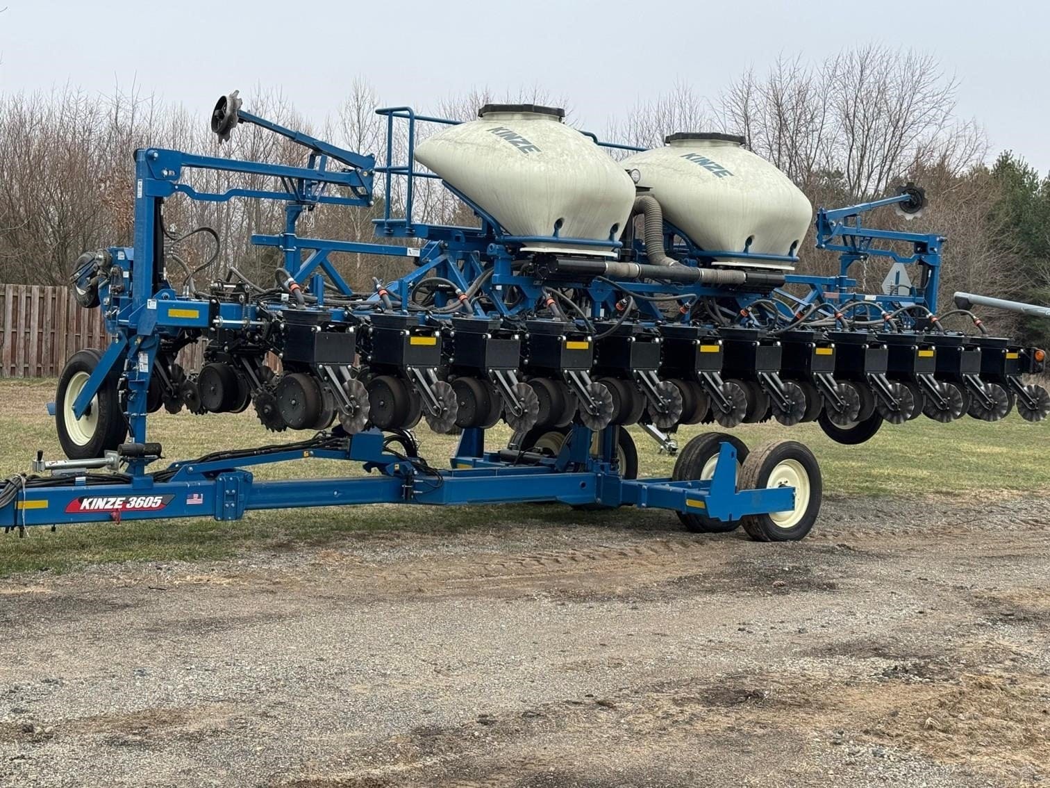 2022 Kinze 3605 Equipment Image0