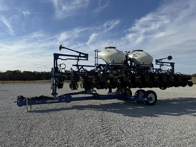 Image of Kinze 3605 equipment image 3