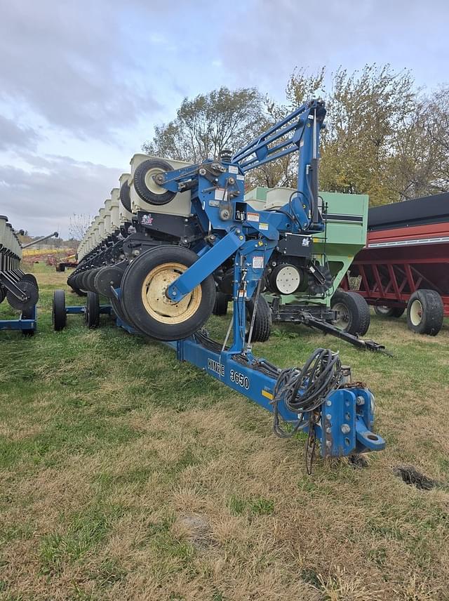 Image of Kinze 3650 equipment image 1