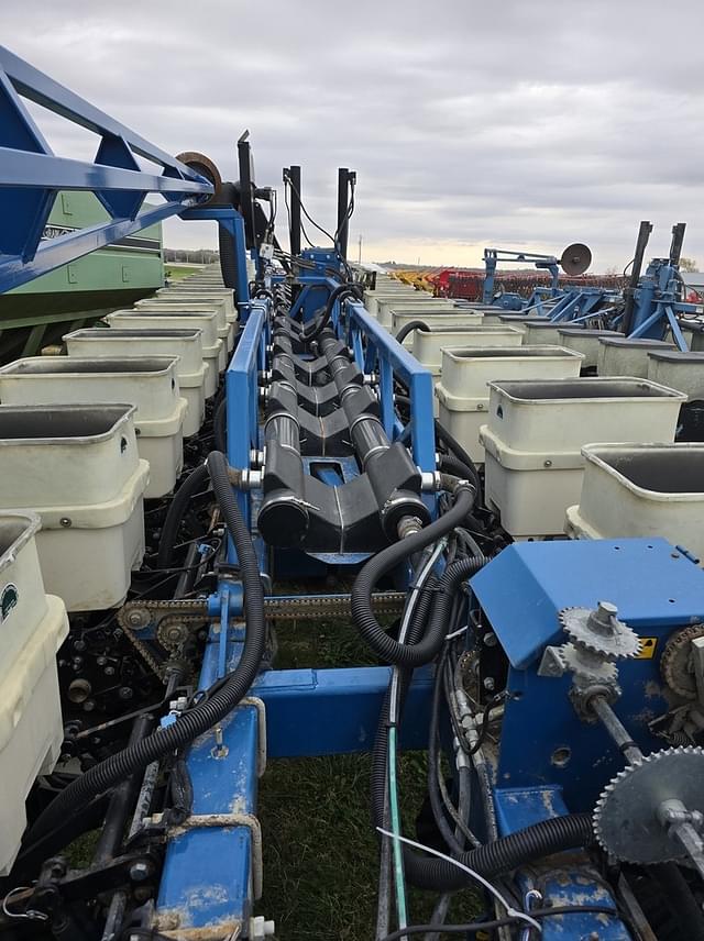 Image of Kinze 3650 equipment image 3