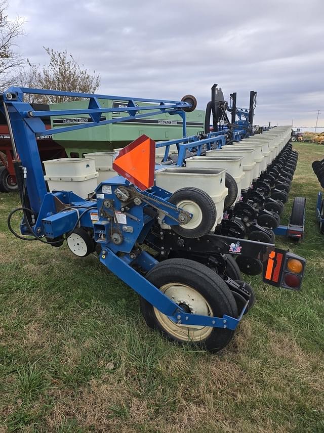 Image of Kinze 3650 equipment image 2