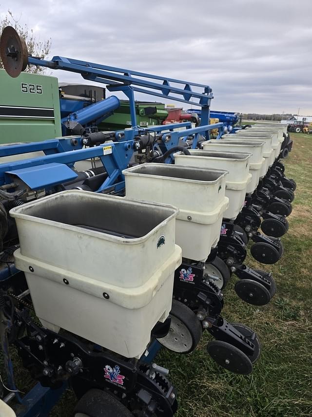 Image of Kinze 3650 equipment image 4