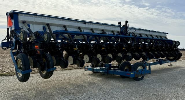 Image of Kinze 3650 equipment image 3