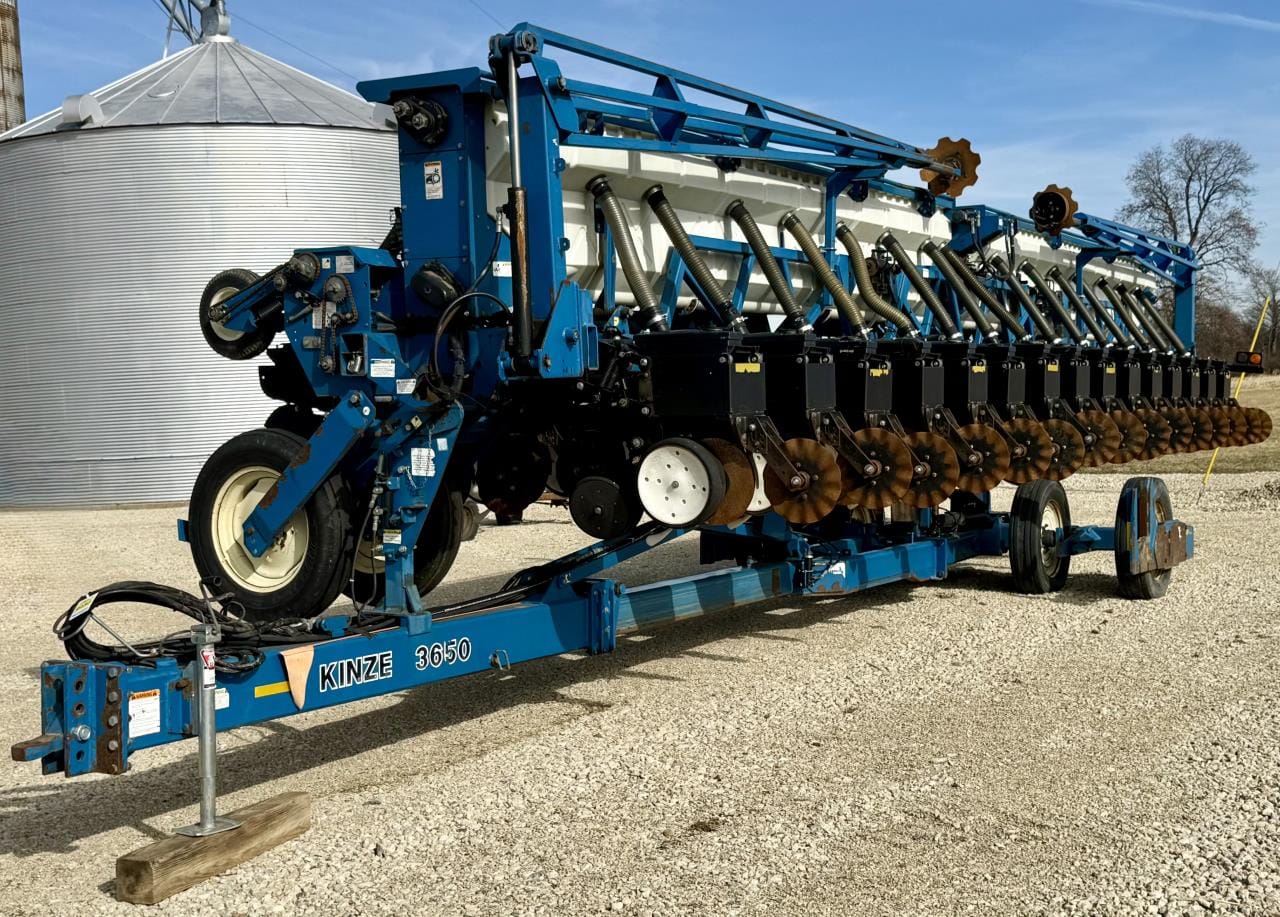 2010 Kinze 3650 Equipment Image0