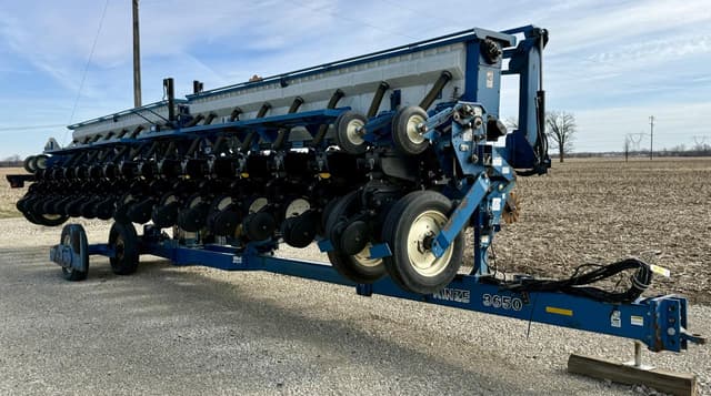 Image of Kinze 3650 equipment image 1