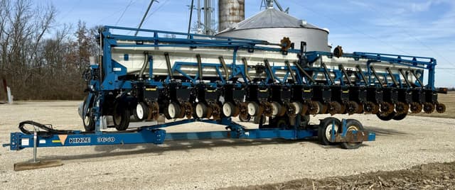 Image of Kinze 3650 equipment image 2