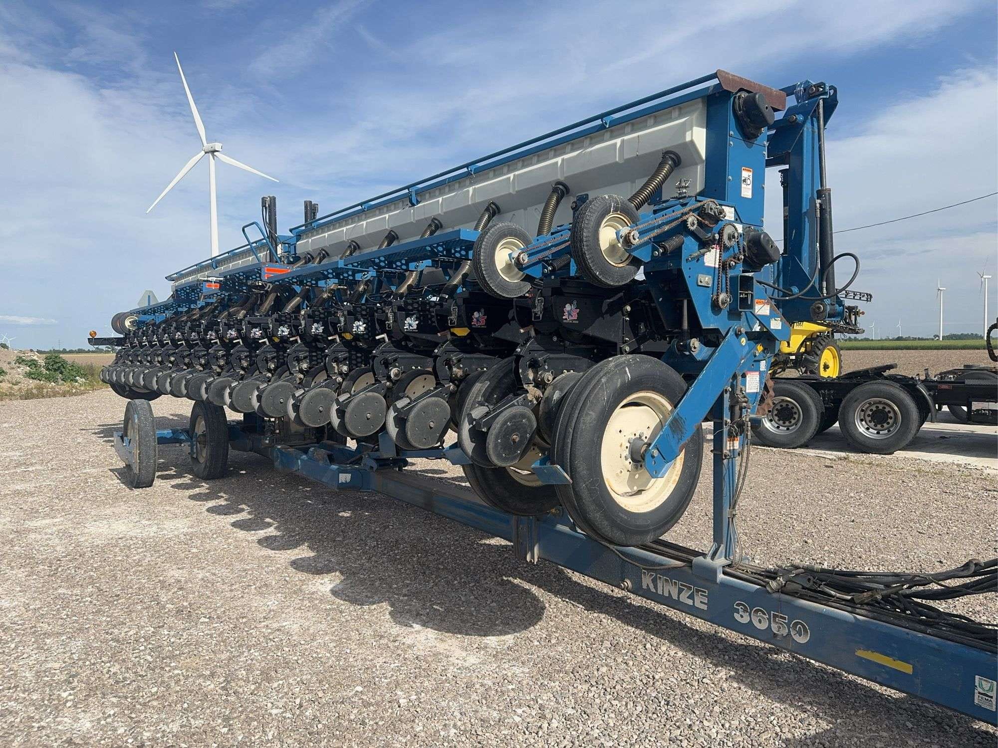 Kinze 3650 Equipment Image0