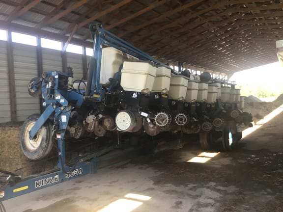 Kinze 3650 Equipment Image0