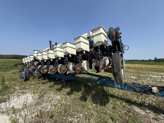 Image of Kinze 3650 equipment image 2