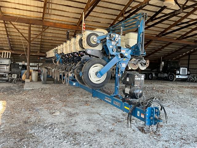 Image of Kinze 3650 equipment image 2