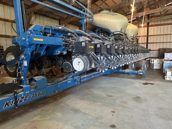 Kinze 3660 Equipment Image0