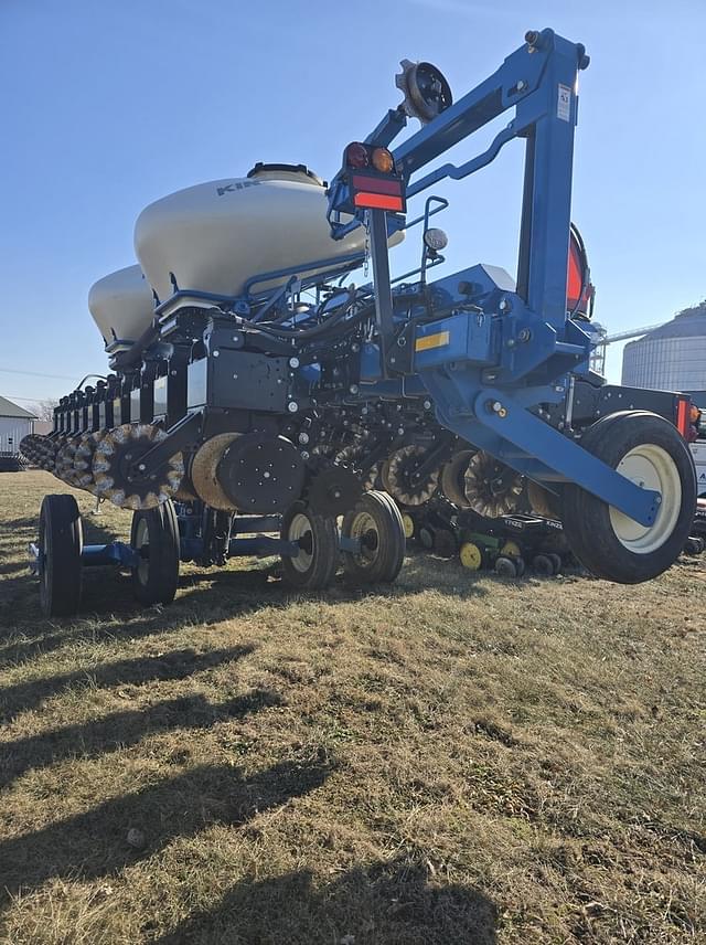 Image of Kinze 3665 equipment image 3